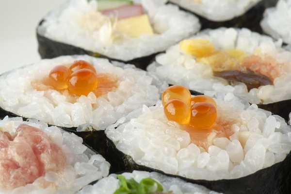 Ocena najboljših pošiljk sušija in roll-ov v Omsku v letu 2020
