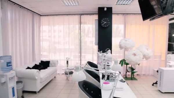 Peringkat salon manicure terbaik di Krasnoyarsk pada tahun 2020
