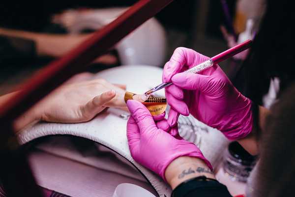 Peringkat salon manicure terbaik di Perm pada tahun 2020