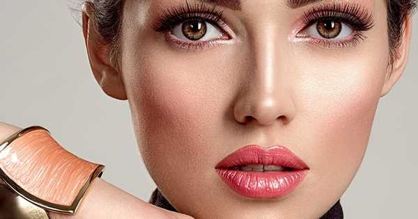 7 spôsobov, ako vizuálne znížiť nos pomocou make-upu