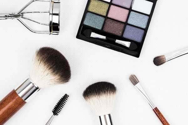 Ocena najlepszych szkół i kursów makijażu w Omsku w 2020 roku